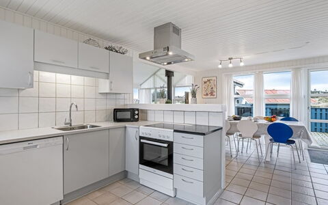 Gottfreda - 330M to the Fjord: Keuken, Verdieping, Appartement, Countertop, Major Appliance, Cabinetry, Toestel Van De Keuken, Wastafel, Tegel, Huishoudapparatuur