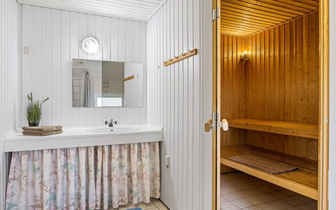 Gottfreda - 330M to the Fjord: Flooring, Loodgieterswerkinrichting, Verdieping, Interieur Ontwerp, Badkamer, Loodgieter, Kraan, Plafond, Tegel, Kamer