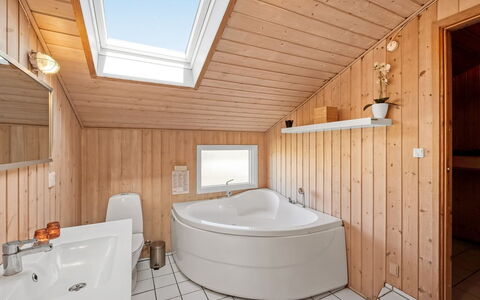 Hjalma - from the Sea: Loodgieterswerkinrichting, Flooring, Verdieping, Interieur Ontwerp, Hout, Bad, Plafond, Badkamer, Loodgieter, Kraan