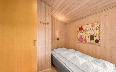 Hjalma - from the Sea: Muur, Hout, Interieur Ontwerp, Flooring, Verdieping, Slaapkamer, Plafond, Kamer, Bed, Beits