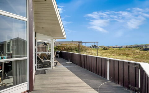Thrugot - from the Sea: Struik, Stedelijk Ontwerp, Groundcover, Steen, Appartement, Landgoed, Metselwerk, Balkon, Landscaping