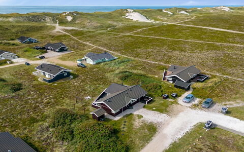 Thrugot - from the Sea: Struik, Stedelijk Ontwerp, Groundcover, Steen, Appartement, Landgoed, Metselwerk, Balkon, Landscaping