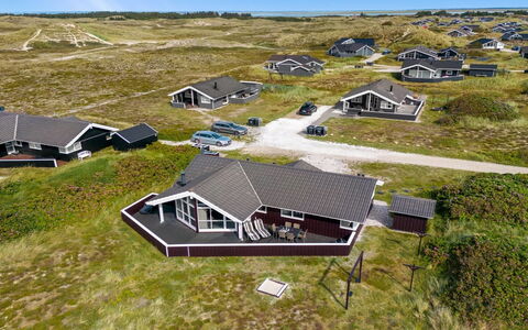 Thrugot - from the Sea: Struik, Stedelijk Ontwerp, Groundcover, Steen, Appartement, Landgoed, Metselwerk, Balkon, Landscaping