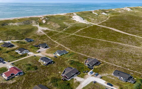 Thrugot - from the Sea: Struik, Stedelijk Ontwerp, Groundcover, Steen, Appartement, Landgoed, Metselwerk, Balkon, Landscaping