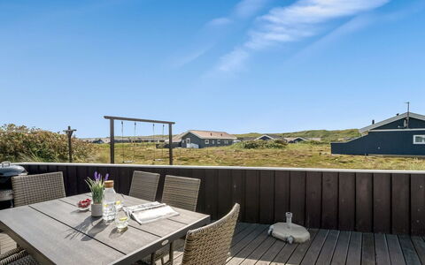 Thrugot - from the Sea: Struik, Stedelijk Ontwerp, Groundcover, Steen, Appartement, Landgoed, Metselwerk, Balkon, Landscaping