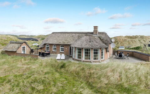 Aslaug - 500M from the Sea: Hout, Dak, Architectuur, Huis, Huis, Verblijf, Siding, Hardwood, Helling, Landgoed