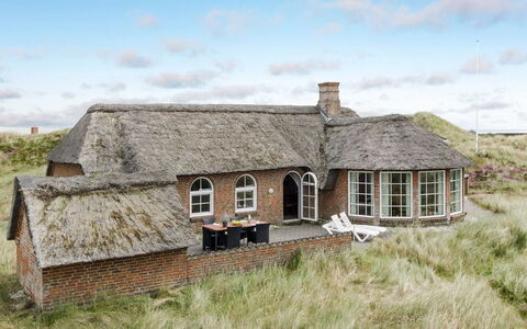 Aslaug - 500M from the Sea: Hout, Dak, Architectuur, Huis, Huis, Verblijf, Siding, Hardwood, Helling, Landgoed