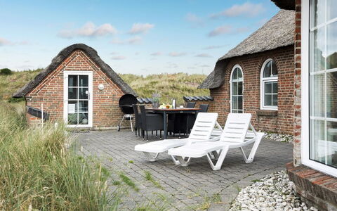 Aslaug - 500M from the Sea: Hout, Dak, Architectuur, Huis, Huis, Verblijf, Siding, Hardwood, Helling, Landgoed