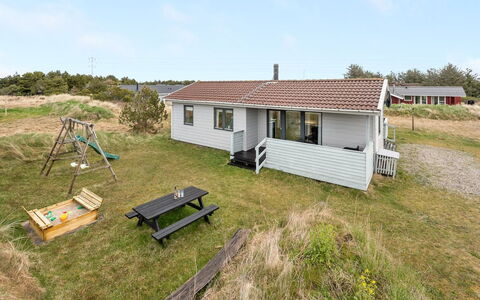 Trineke - from the Sea: Gras, Huis, Dak, Huis, Verblijf, Struik, Land Lot, Landelijk Gebied, Boerderij, Groundcover