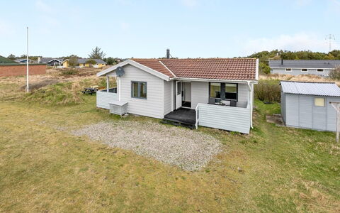 Trineke - from the Sea: Gras, Huis, Dak, Huis, Verblijf, Struik, Land Lot, Landelijk Gebied, Boerderij, Groundcover