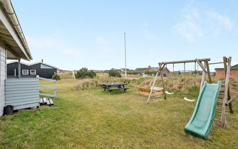 Trineke - from the Sea: Gras, Huis, Dak, Huis, Verblijf, Struik, Land Lot, Landelijk Gebied, Boerderij, Groundcover