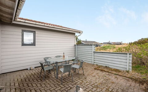 Trineke - from the Sea: Gras, Huis, Dak, Huis, Verblijf, Struik, Land Lot, Landelijk Gebied, Boerderij, Groundcover