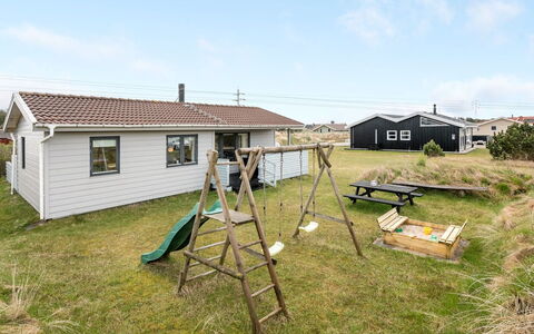 Trineke - from the Sea: Gras, Huis, Dak, Huis, Verblijf, Struik, Land Lot, Landelijk Gebied, Boerderij, Groundcover