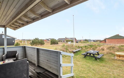 Trineke - from the Sea: Gras, Huis, Dak, Huis, Verblijf, Struik, Land Lot, Landelijk Gebied, Boerderij, Groundcover