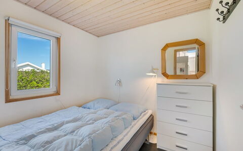 Ingborg - 150M from the Sea: Muur, Interieur Ontwerp, Hout, Plafond, Slaapkamer, Verdieping, Flooring, Bed, Verlichting, Kamer