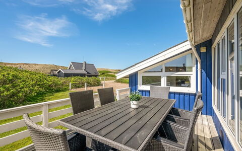 Ingborg - 150M from the Sea: Hout, Huis, Deur, Verblijf, Veranda, Hardwood, Dek, Plank, Schaduw, Beits