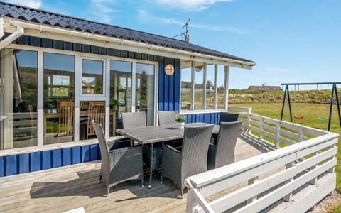 Ingborg - 150M from the Sea: Verblijf, Veranda, Schaduw, Siding, Plank, Dek, Hek