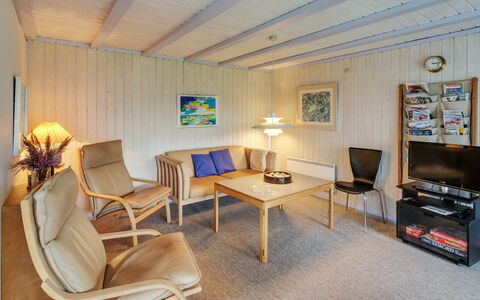 Holte - 700M to the Fjord: Hout, Interieur Ontwerp, Meubilair, Plafond, Flooring, Verdieping, Kamer, Woonkamer, Bankstel, Fotolijst