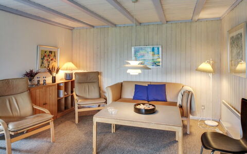 Holte - 700M to the Fjord: Meubilair, Interieur Ontwerp, Flooring, Hout, Verdieping, Plafond, Kamer, Bankstel, Woonkamer, Fotolijst