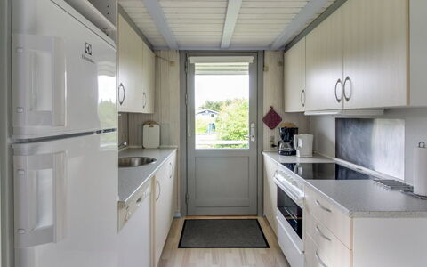 Holte - 700M to the Fjord: Flooring, Verdieping, Interieur Ontwerp, Keuken, Countertop, Toestel Van De Keuken, Major Appliance, Huishoudapparatuur, Cabinetry, Aluminium