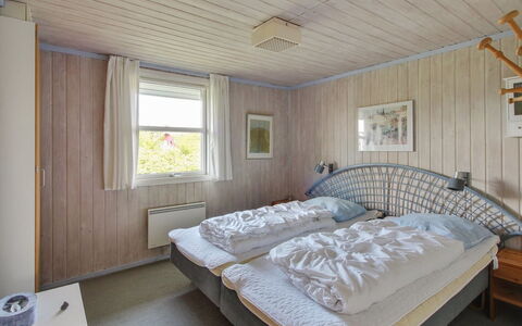 Holte - 700M to the Fjord: Slaapkamer, Bed, Hout, Laken, Bedding, Plafond, Interieur Ontwerp, Bed Frame, Meubilair, Verdieping