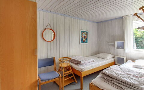 Holte - 700M to the Fjord: Meubilair, Interieur Ontwerp, Slaapkamer, Bed, Hout, Verdieping, Flooring, Laken, Plafond, Kamer