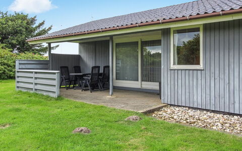 Holte - 700M to the Fjord: Siding, Deur, Verblijf, Groundcover, Veranda, Tuin, Gazon, Schaduw, Werf, Backyard