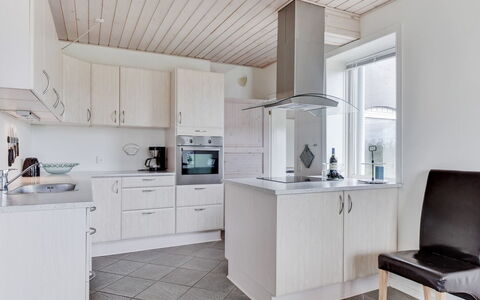 Matthias - 400M to the Fjord: Hout, Keuken, Plafond, Flooring, Cabinetry, Interieur Ontwerp, Countertop, Verdieping, Toestel Van De Keuken, Meubilair