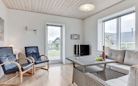 Matthias - 400M to the Fjord: Flooring, Hout, Verdieping, Houten Vloer, Interieur Ontwerp, Meubilair, Plafond, Huis, Woonkamer, Stoel