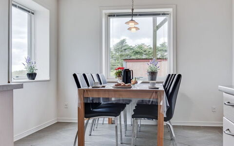 Matthias - 400M to the Fjord: Meubilair, Interieur Ontwerp, Flooring, Hout, Tafel, Keuken En Eettafel, Plafond, Stoel, Verdieping, Eetkamer