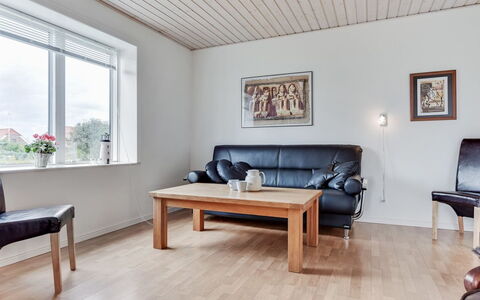 Matthias - 400M to the Fjord: Meubilair, Flooring, Interieur Ontwerp, Verdieping, Muur, Houten Vloer, Hout, Plafond, Bankstel, Woonkamer