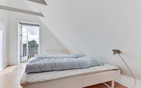 Matthias - 400M to the Fjord: Hout, Flooring, Verdieping, Meubilair, Slaapkamer, Interieur Ontwerp, Bed, Houten Vloer, Bedding, Linens