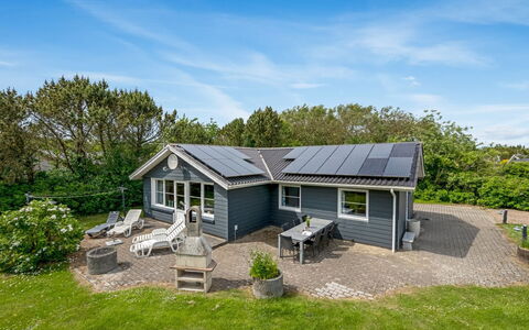 Ludvig - from the Sea: Gras, Huis, Dak, Huis, Verblijf, Struik, Land Lot, Landelijk Gebied, Boerderij, Groundcover