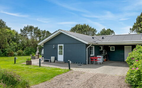 Ludvig - from the Sea: Gras, Huis, Dak, Huis, Verblijf, Struik, Land Lot, Landelijk Gebied, Boerderij, Groundcover