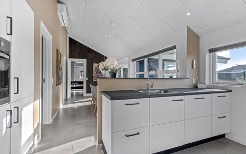 Niesina - from the Sea: Flooring, Plafond, Interieur Ontwerp, Verdieping, Countertop, Keuken, Lichte Inrichting, Cabinetry, Kamer