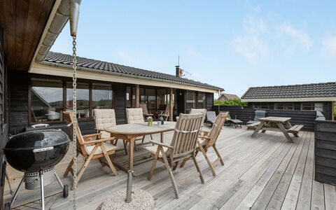 Leleks - 200M from the Sea: Struik, Stedelijk Ontwerp, Groundcover, Steen, Appartement, Landgoed, Metselwerk, Balkon, Landscaping