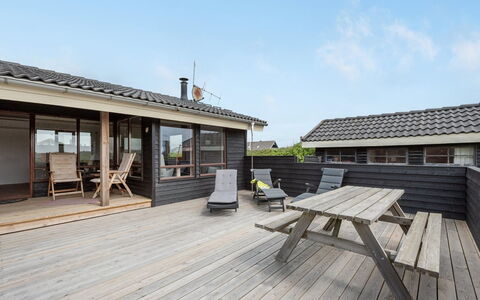 Leleks - 200M from the Sea: Struik, Stedelijk Ontwerp, Groundcover, Steen, Appartement, Landgoed, Metselwerk, Balkon, Landscaping
