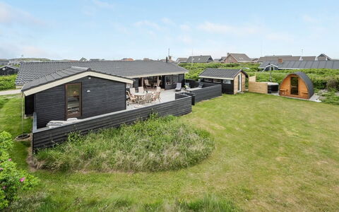 Leleks - 200M from the Sea: Struik, Stedelijk Ontwerp, Groundcover, Steen, Appartement, Landgoed, Metselwerk, Balkon, Landscaping