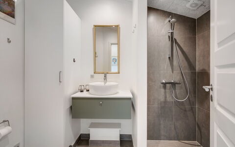 Temelko - 200M from the Sea: Badkamer, Loodgieterswerkinrichting, Interieur Ontwerp, Flooring, Muur, Verdieping, Toilet, Wastafel In De Badkamer, Wastafel, Wc Bril