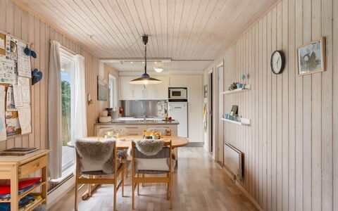 Steffen - 450M to the Fjord: Flooring, Interieur Ontwerp, Meubilair, Hout, Plafond, Verdieping, Houten Vloer, Kamer, Keuken En Eettafel, Eetkamer