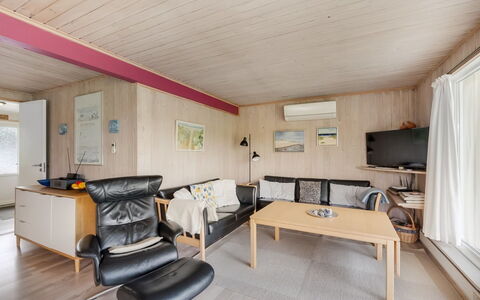 Steffen - 450M to the Fjord: Meubilair, Interieur Ontwerp, Flooring, Hout, Verdieping, Plafond, Kamer, Bankstel, Woonkamer, Huis