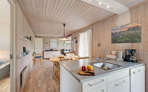 Steffen - 450M to the Fjord: Hout, Keuken, Interieur Ontwerp, Flooring, Countertop, Plafond, Meubilair, Verdieping, Huis, Kamer