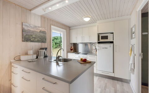 Steffen - 450M to the Fjord: Keuken, Countertop, Hout, Flooring, Interieur Ontwerp, Toestel Van De Keuken, Verdieping, Plafond, Meubilair, Cabinetry