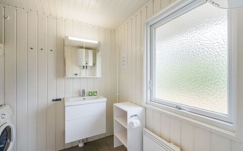 Steffen - 450M to the Fjord: Hout, Flooring, Plafond, Verdieping, Loodgieterswerkinrichting, Loodgieter, Kamer, Kraan, Badkamer, Badkamerkast