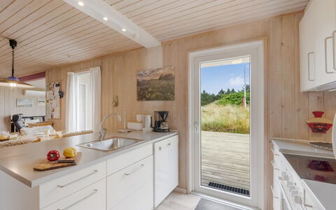 Steffen - 450M to the Fjord: Flooring, Hout, Verdieping, Interieur Ontwerp, Meubilair, Houten Vloer, Countertop, Keuken, Plafond, Huis