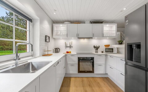 Nilla - 2.1Km from the Sea: Keuken, Hout, Flooring, Plafond, Countertop, Toestel Van De Keuken, Interieur Ontwerp, Cabinetry, Major Appliance, Huishoudapparatuur