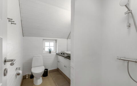 Nilla - 2.1Km from the Sea: Loodgieterswerkinrichting, Flooring, Badkamer, Verdieping, Plafond, Toilet, Loodgieter, Interieur Ontwerp, Kraan, Wastafel