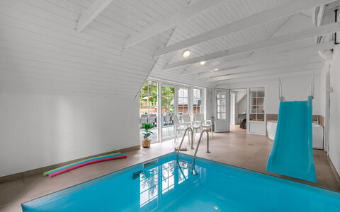 Nilla - 2.1Km from the Sea: Hout, Flooring, Verdieping, Meubilair, Plafond, Houten Vloer, Stoel, Zwembad, Hardwood, Toevlucht