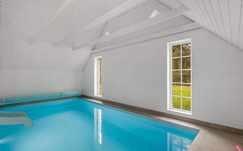 Nilla - 2.1Km from the Sea: Flooring, Plafond, Verdieping, Zwembad, Zolder, Ontwerp, Daylighting, Straal, Hotel