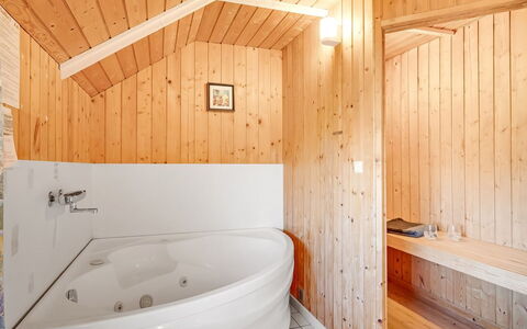 Sofie - 150M from the Sea: Bad, Loodgieterswerkinrichting, Hout, Flooring, Badkamer, Verdieping, Interieur Ontwerp, Plafond, Loodgieter, Verlichting